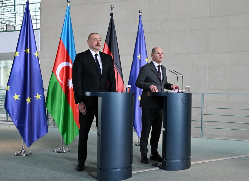 Баку не желает иметь дело с Парижем, а делает ставку на Берлин